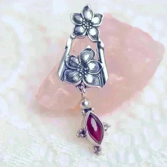 Delicate Vintage Pendant with Garnet Gorgeous Bit of wearable Light 💫 - Picture 5 of 16